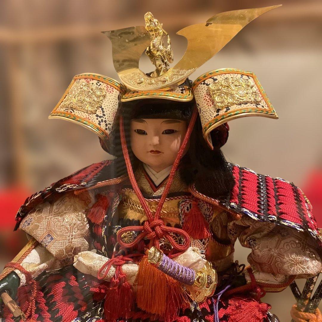 五月人形 武士の装束 金色の兜　若武者　兜　鎧　ガラスケース