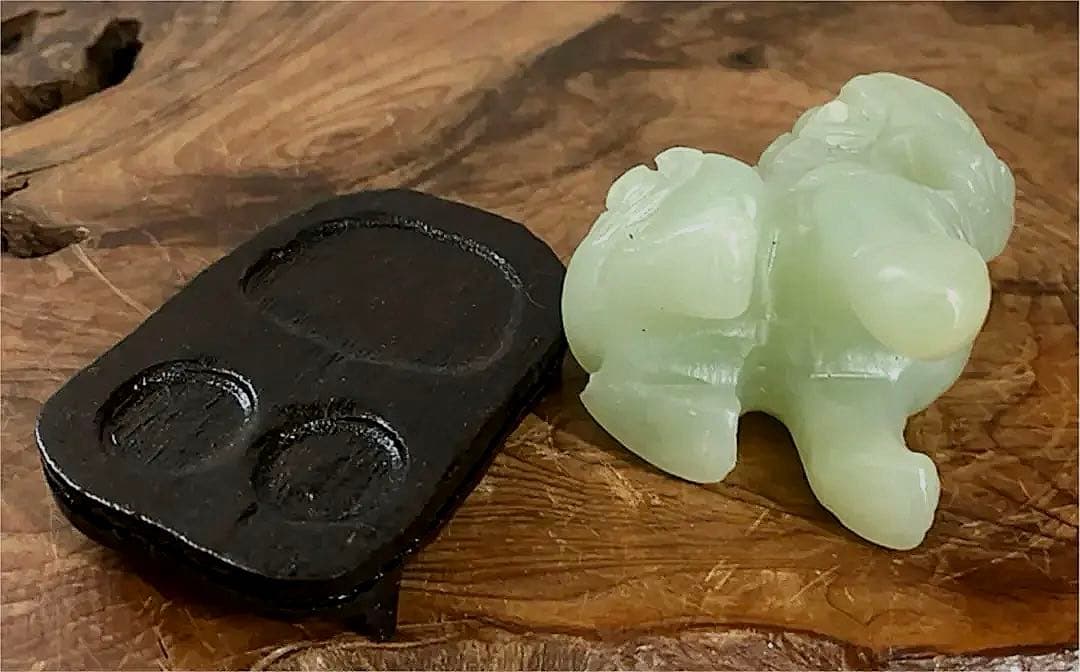 中国美術 時代 玉 翡翠 獅子 彫刻 唐台付き 共箱 113㌘