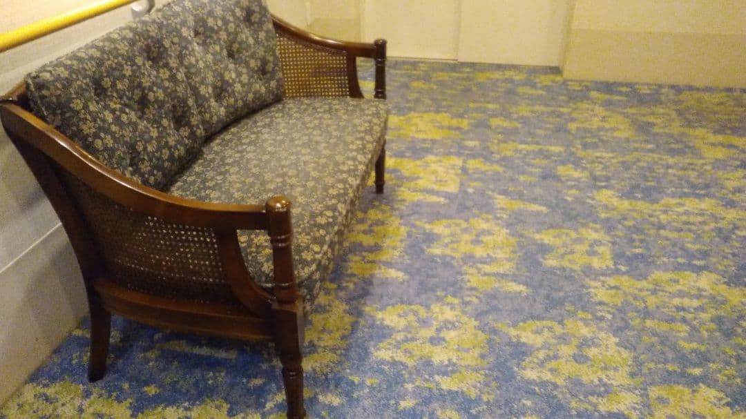 カリモクのフラワーパターン 2人掛けソファ