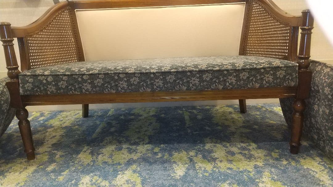 カリモクのフラワーパターン 2人掛けソファ