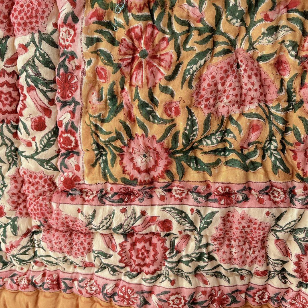 未使用※インド ブロックプリント 中綿入りベビーキルト オレンジイエロー　ラグ