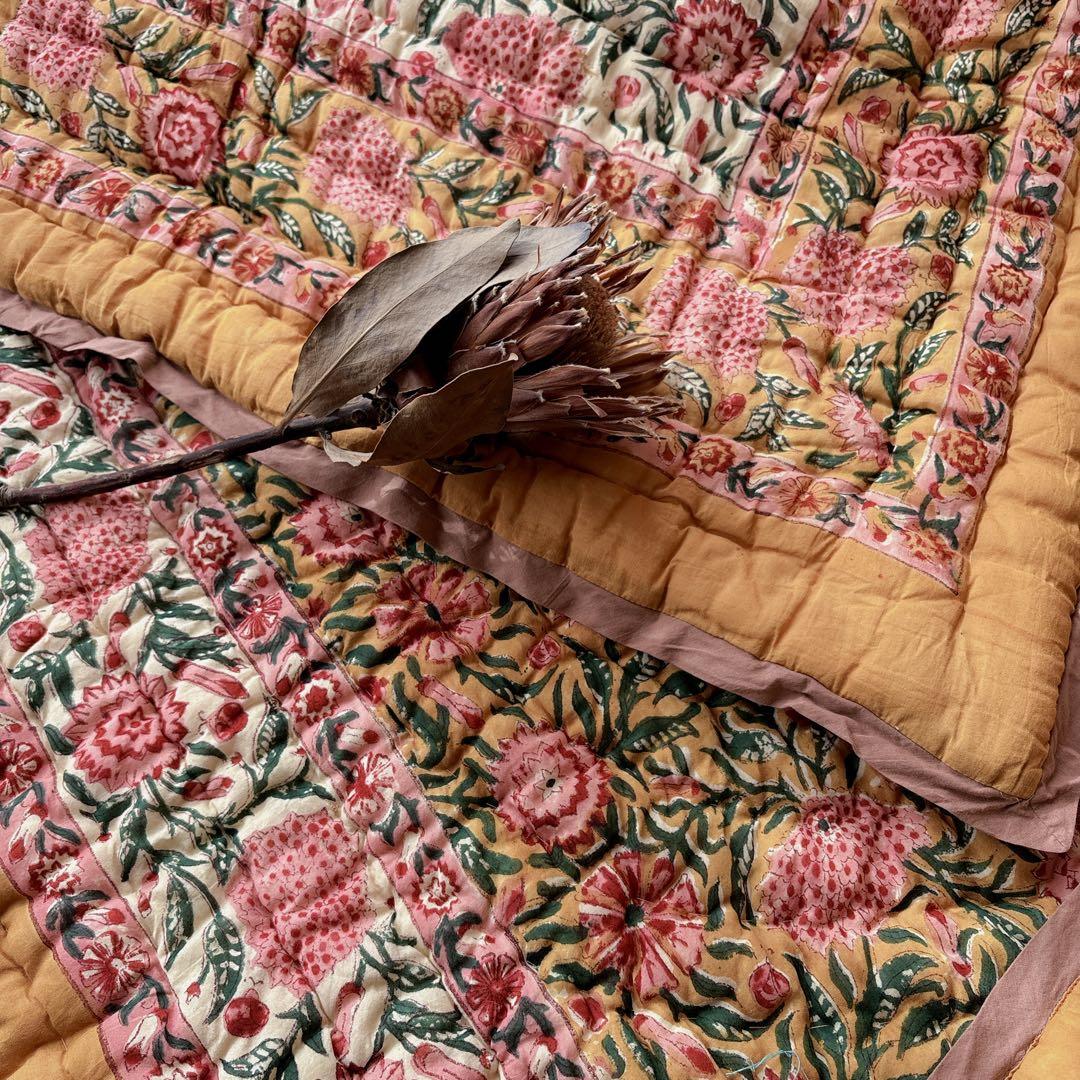 未使用※インド ブロックプリント 中綿入りベビーキルト オレンジイエロー　ラグ