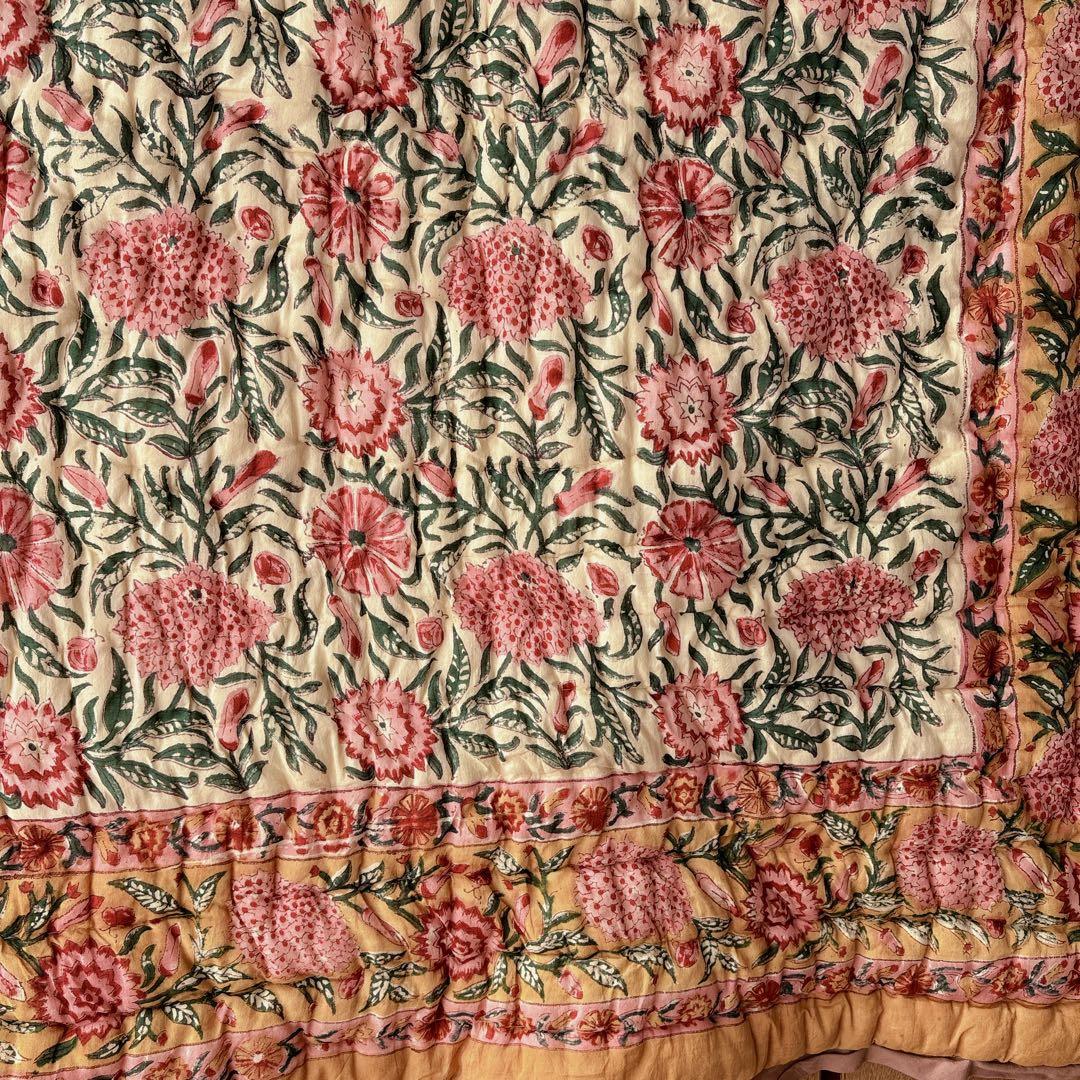 未使用※インド ブロックプリント 中綿入りベビーキルト オレンジイエロー　ラグ