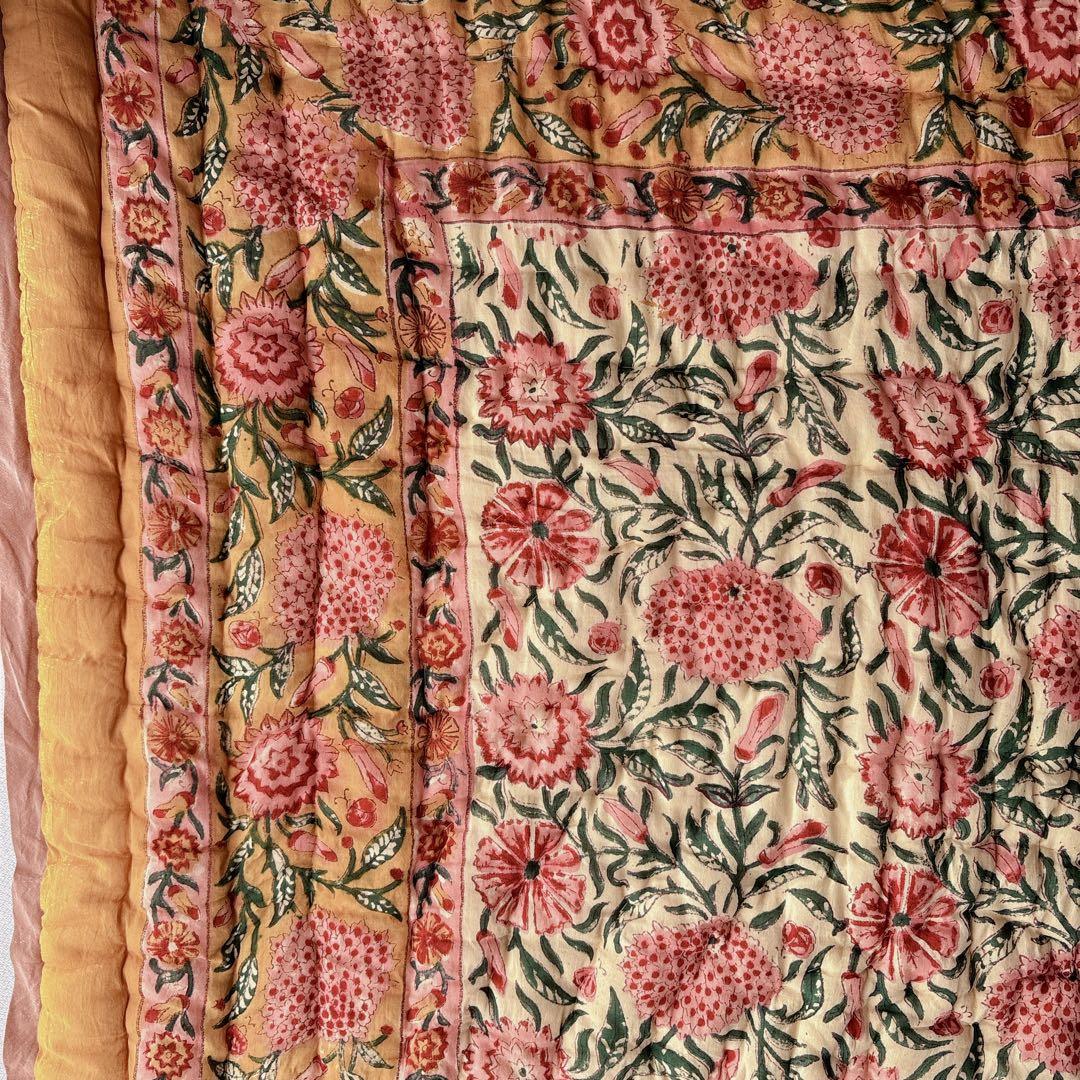 未使用※インド ブロックプリント 中綿入りベビーキルト オレンジイエロー　ラグ