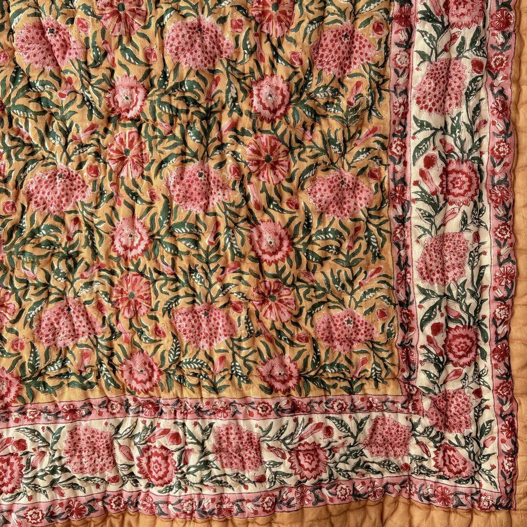 未使用※インド ブロックプリント 中綿入りベビーキルト オレンジイエロー　ラグ