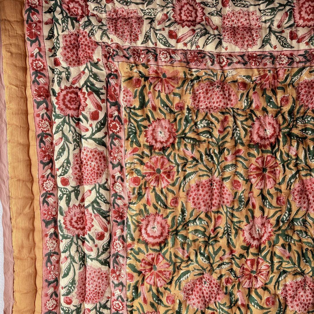 未使用※インド ブロックプリント 中綿入りベビーキルト オレンジイエロー　ラグ