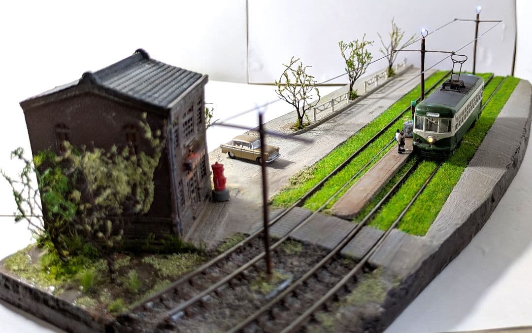 食*ン様 Nゲージ・ジオラマ展示台【緑化軌道を行く路面電車】※車両付き