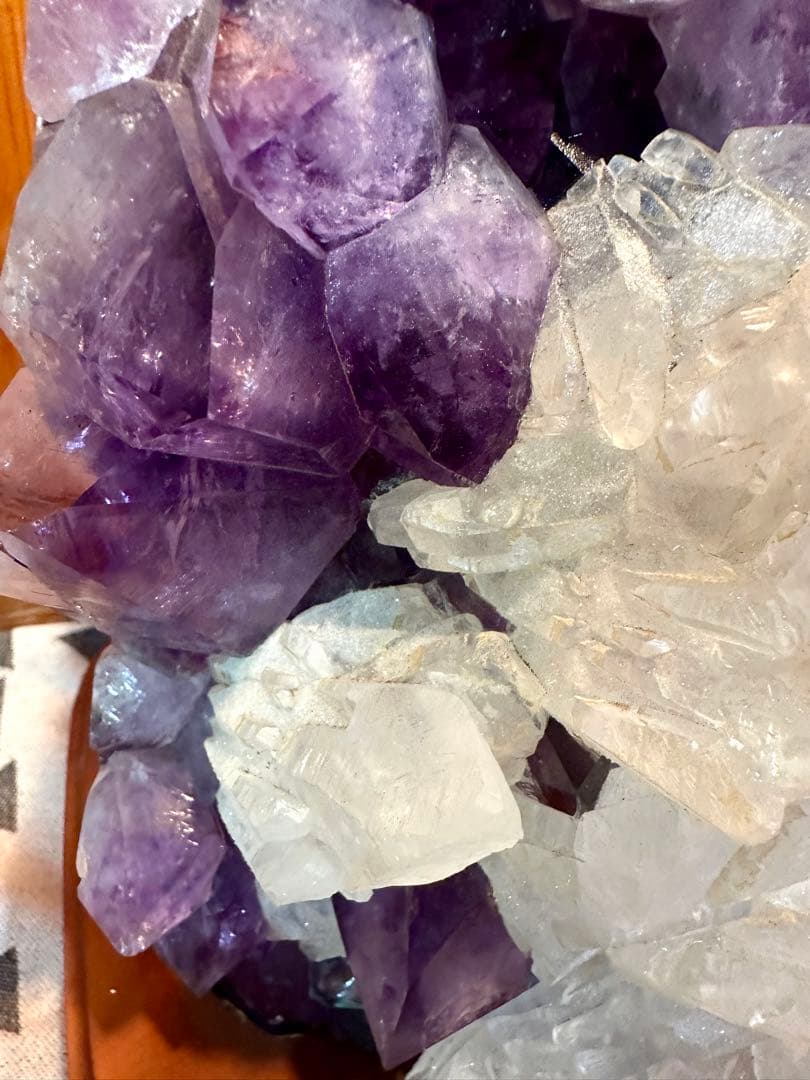 特価　アメジスト＆カルサイトクラスター（台付き）