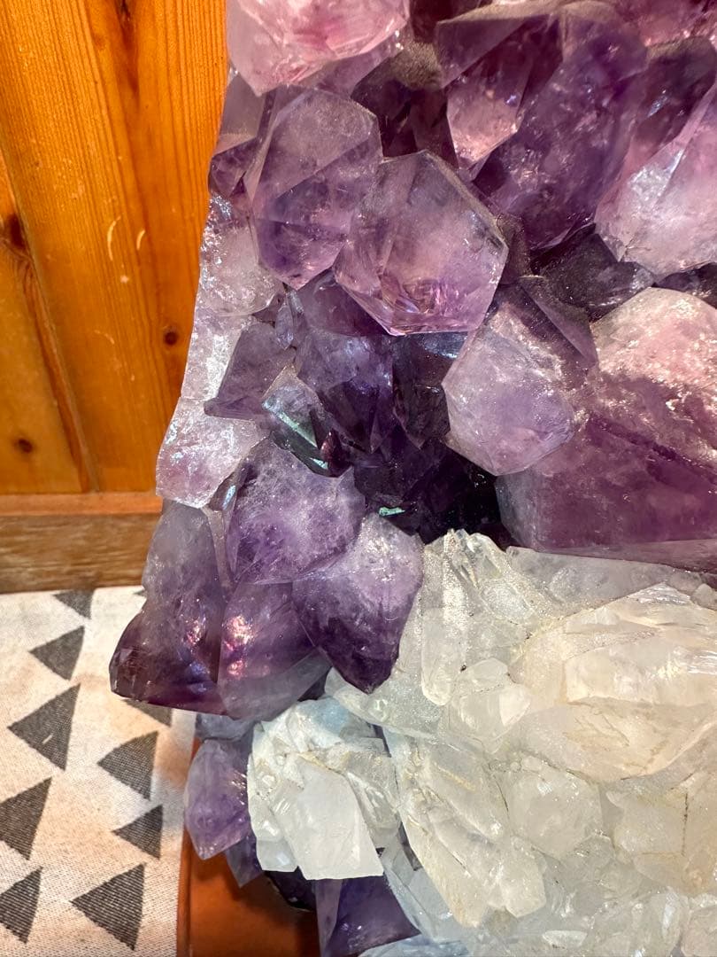 特価　アメジスト＆カルサイトクラスター（台付き）