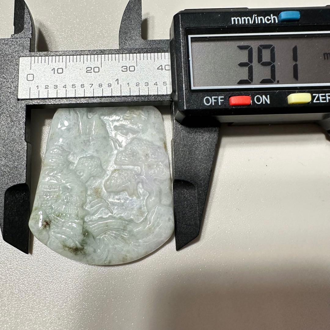 翡翠彫刻ペンダント 山水図