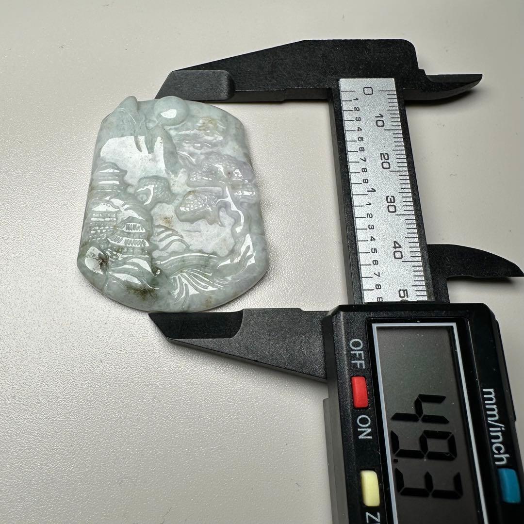 翡翠彫刻ペンダント 山水図