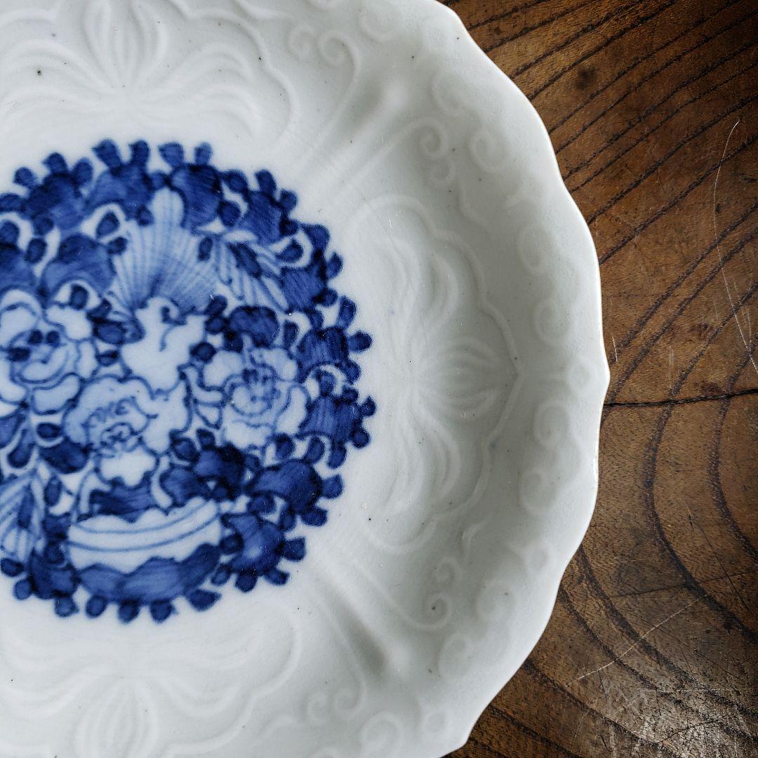 皿 白磁 古伊万里 獅子文様 染付 陽刻縁 牡丹 唐草 銘 明治 大正 イ号