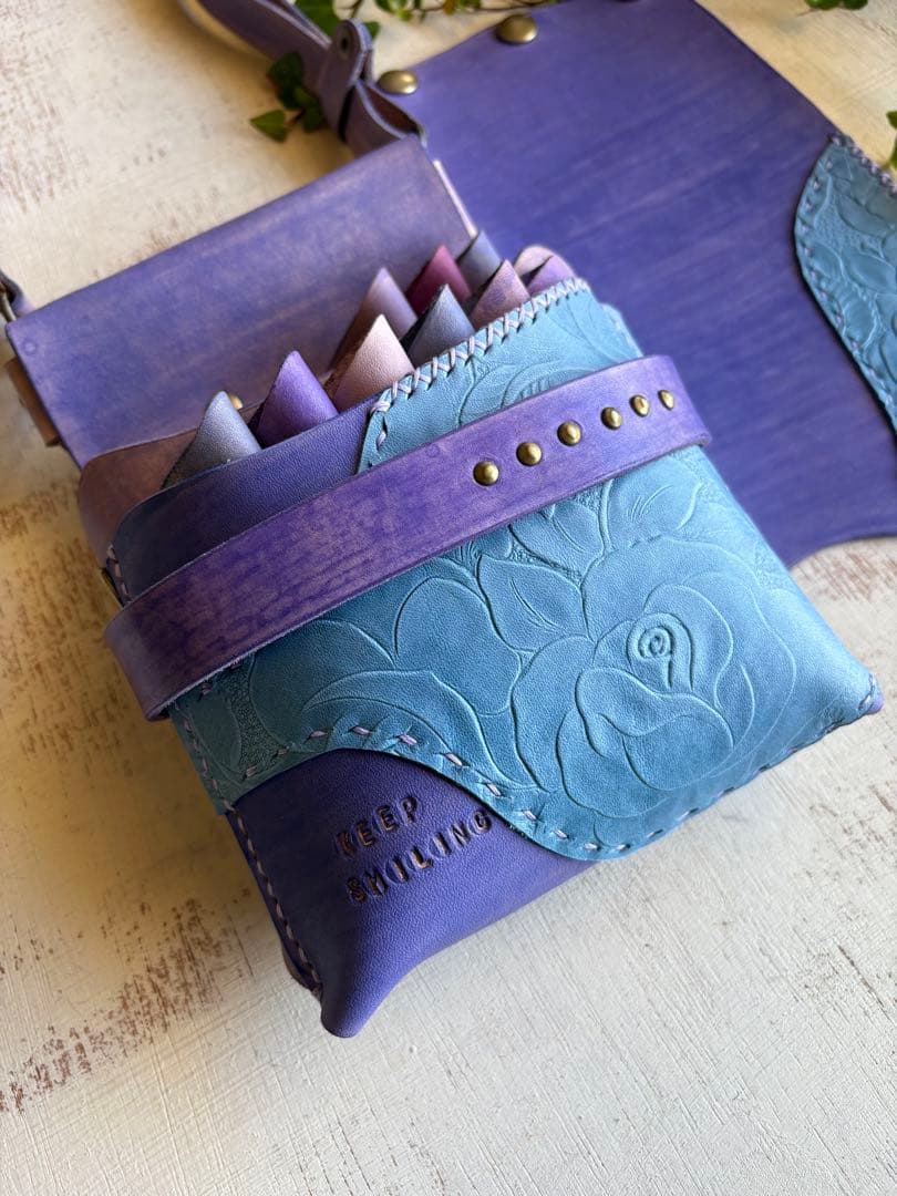 decofierd様専用 手染めラベンダー、ローズ型押の蓋付き大容量シザーケース