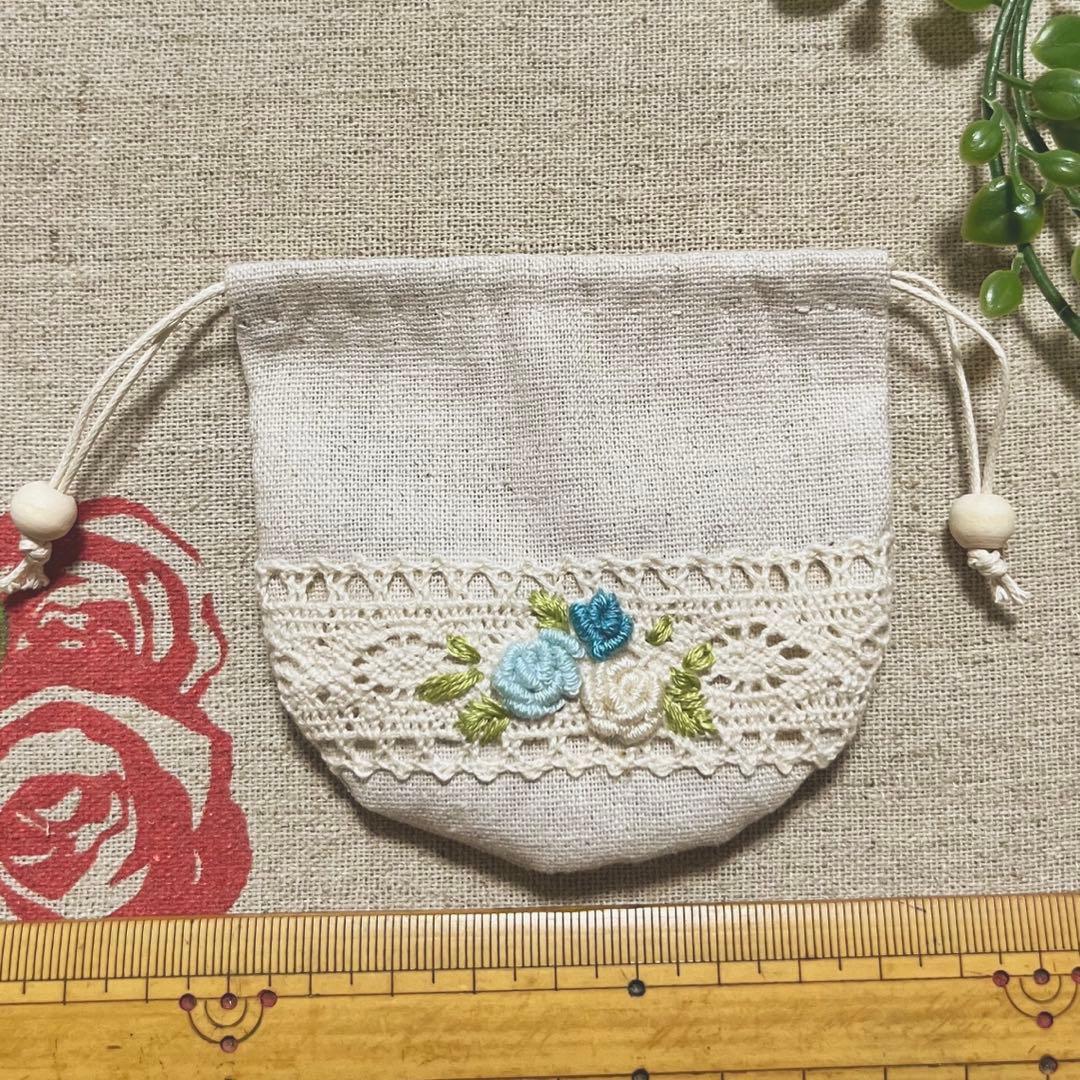 No.2306-66 手のひら巾着サシェ 香り袋 綿麻 ローズ刺繍 ブルー 白