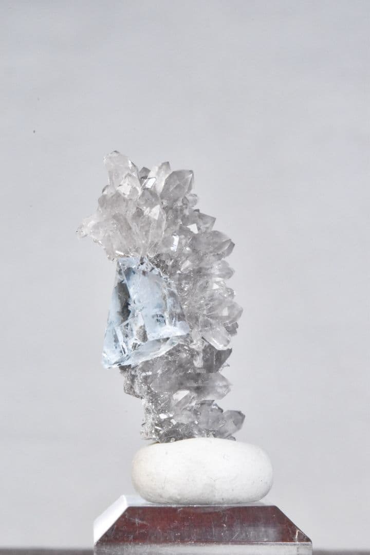 中国浙江省産 スモーキードゥルージークォーツと超透明なフローライトの共生