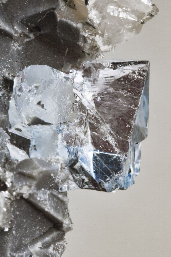 中国浙江省産 スモーキードゥルージークォーツと超透明なフローライトの共生