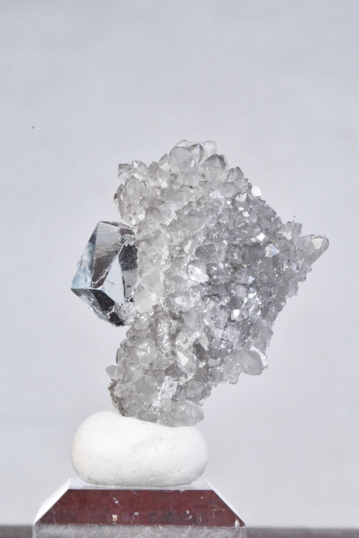 中国浙江省産 スモーキードゥルージークォーツと超透明なフローライトの共生