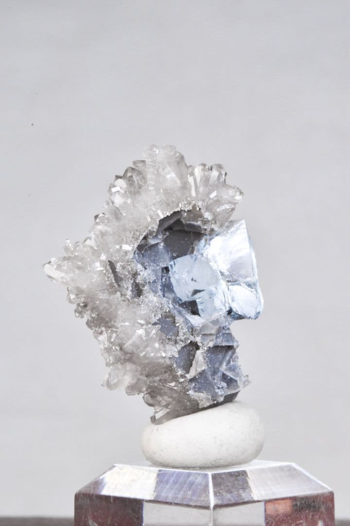 中国浙江省産 スモーキードゥルージークォーツと超透明なフローライトの共生