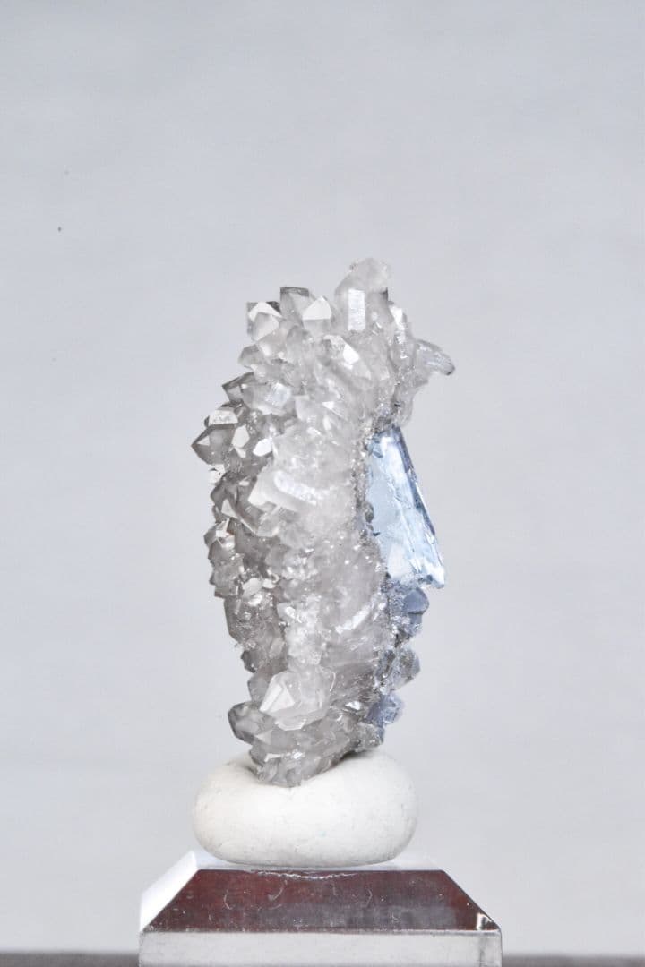 中国浙江省産 スモーキードゥルージークォーツと超透明なフローライトの共生