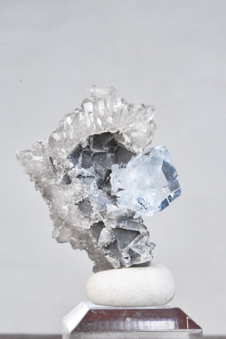 中国浙江省産 スモーキードゥルージークォーツと超透明なフローライトの共生