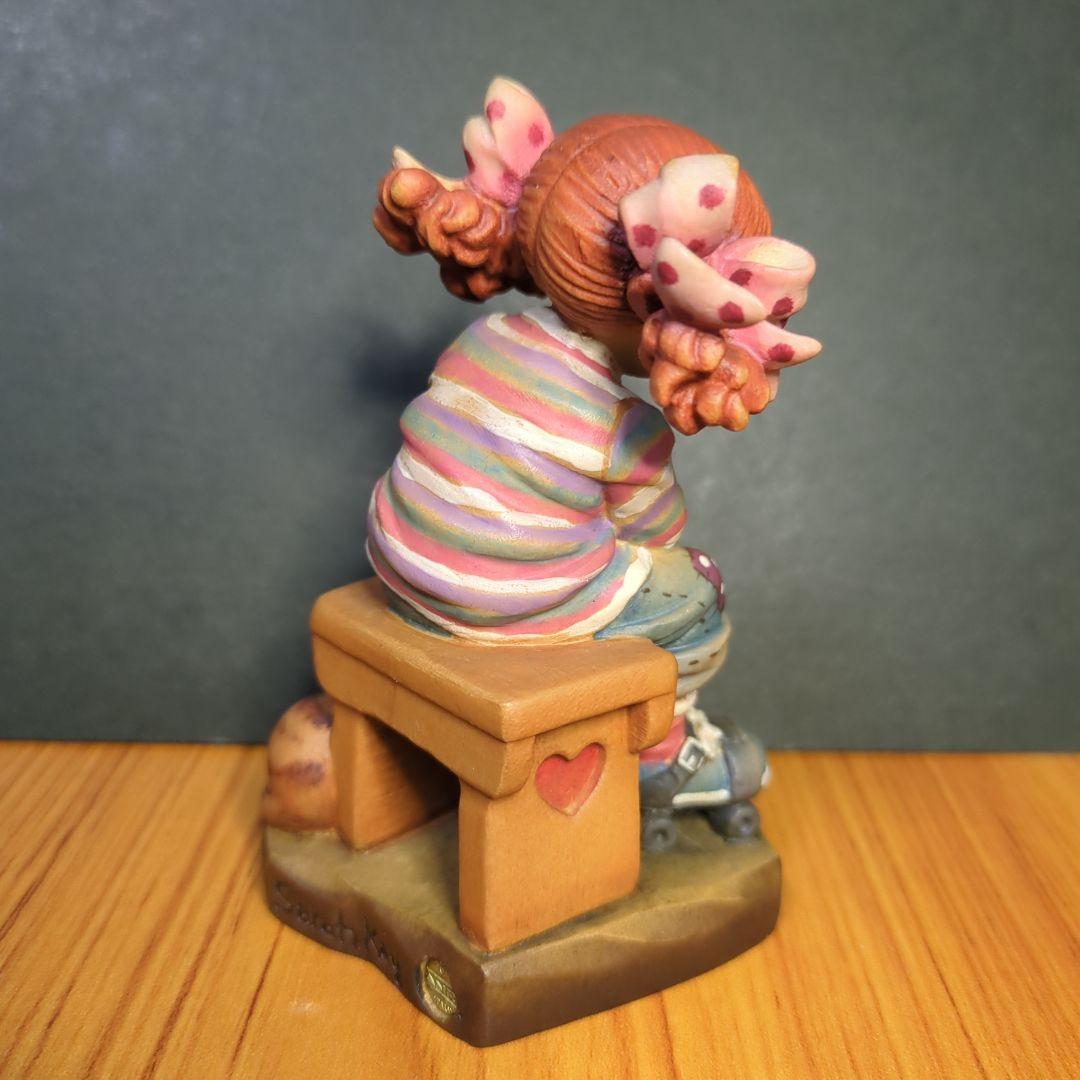 アンリ人形　木彫り人形　タイトル 少女と仔猫です。