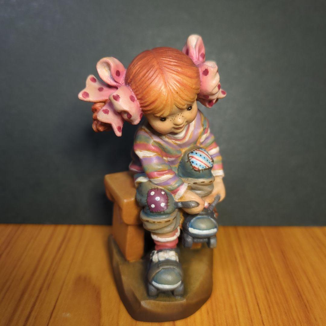 アンリ人形　木彫り人形　タイトル 少女と仔猫です。