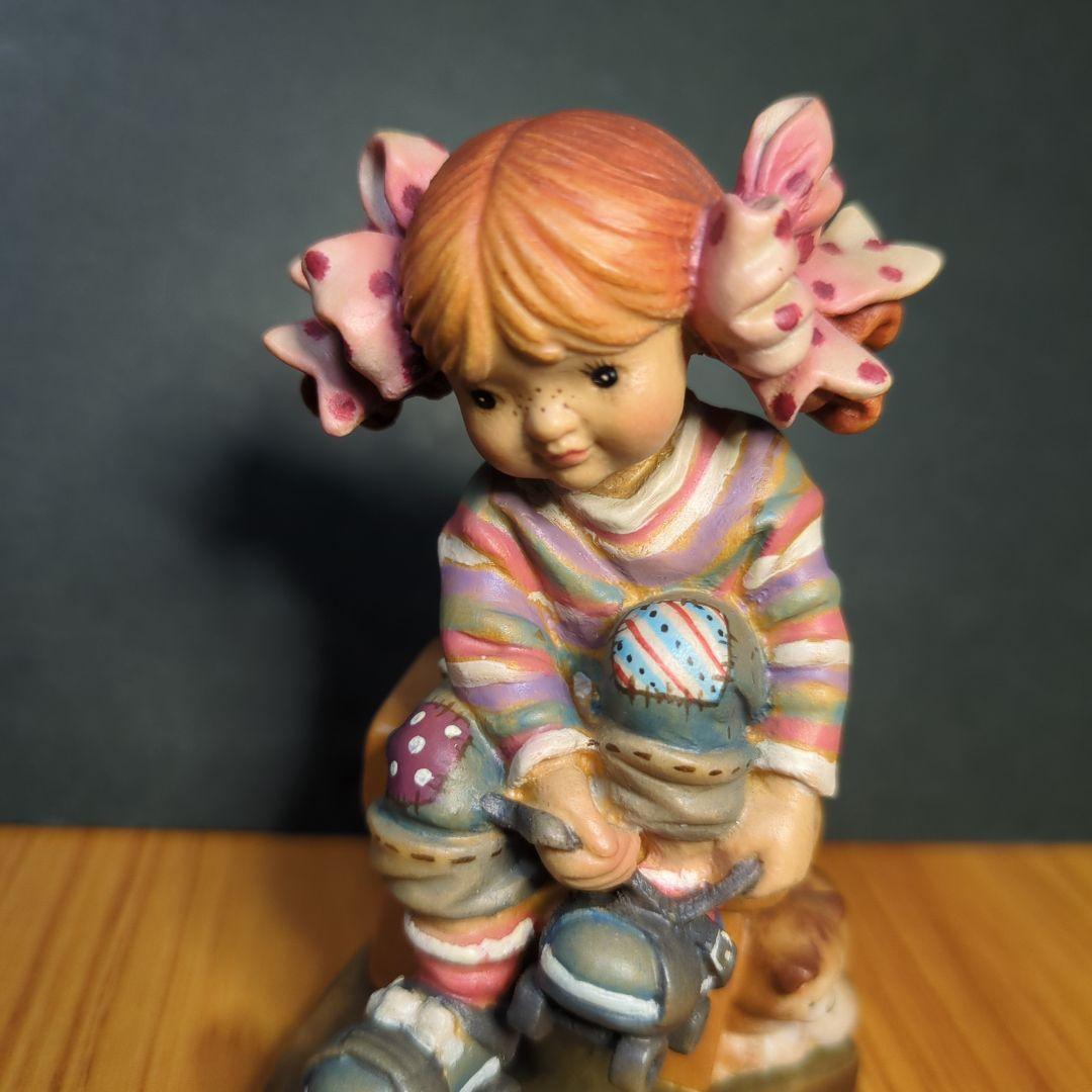 アンリ人形　木彫り人形　タイトル 少女と仔猫です。