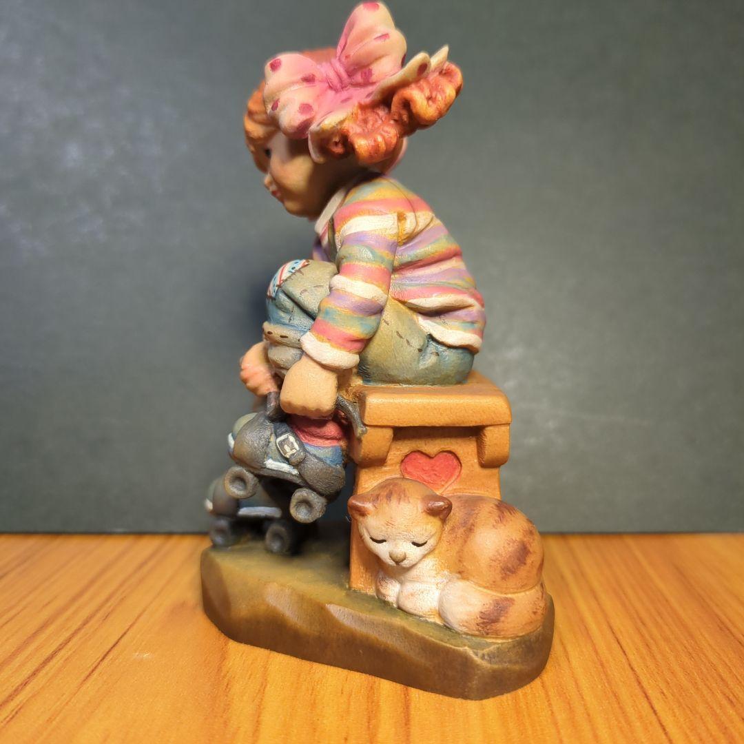 アンリ人形　木彫り人形　タイトル 少女と仔猫です。