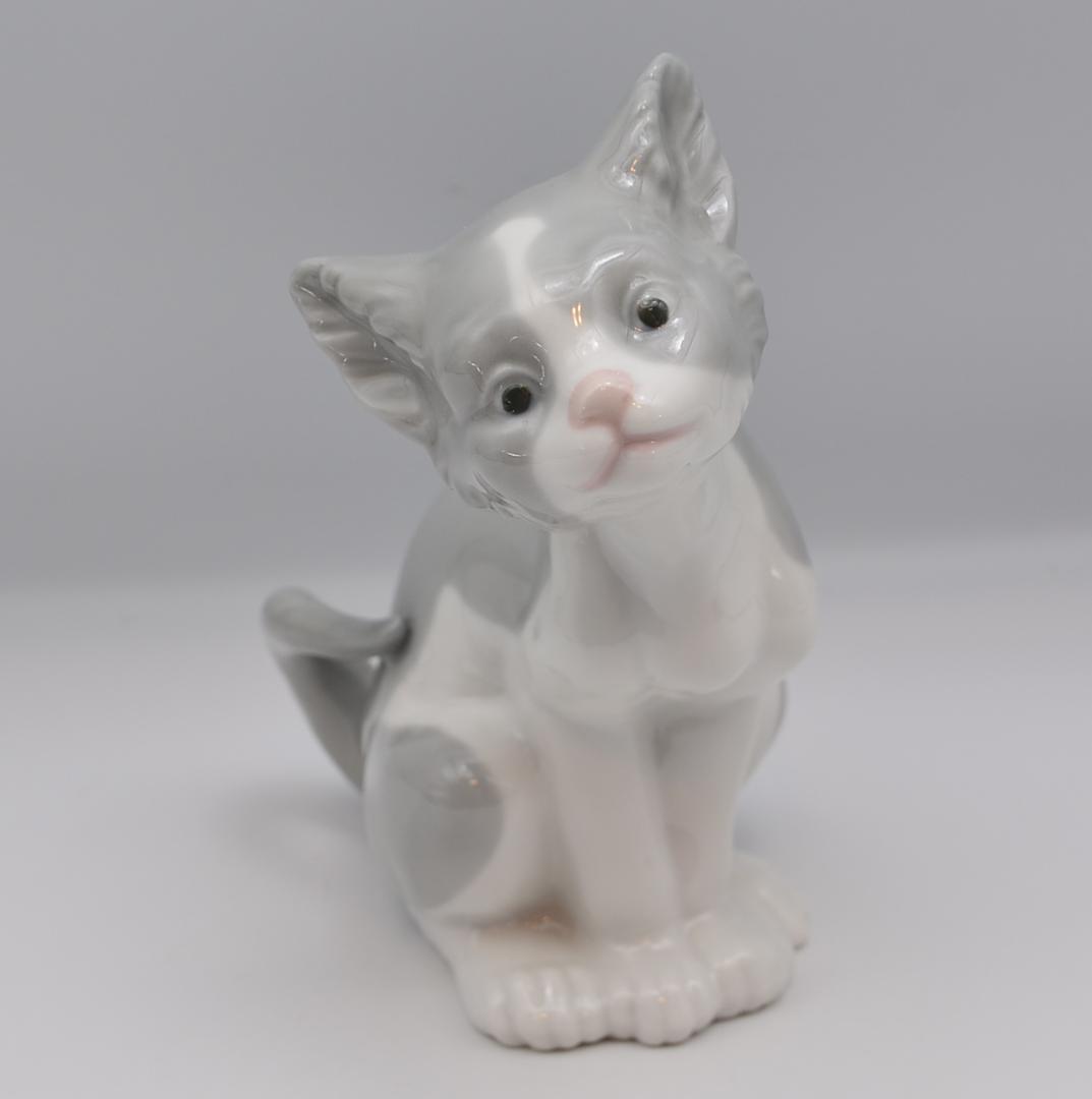 驚いたネコ／気配りのあるネコ／私にエサを リヤドロ 3体セット