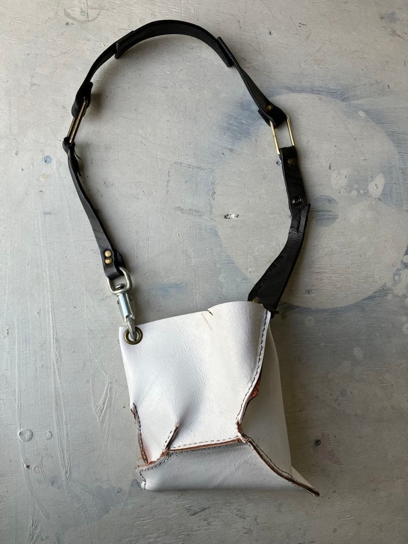 ドコマデモツヅク…変形白leatherサコッシュ黒鯨革シャビーショルダー