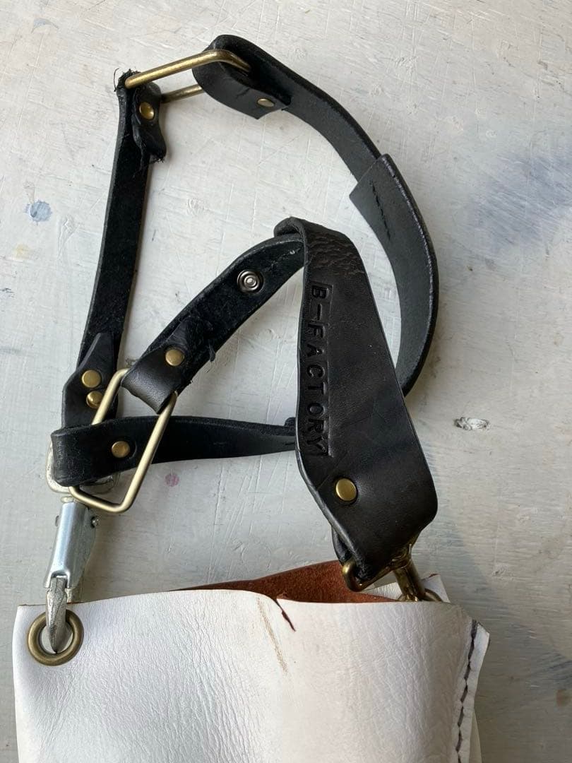 ドコマデモツヅク…変形白leatherサコッシュ黒鯨革シャビーショルダー