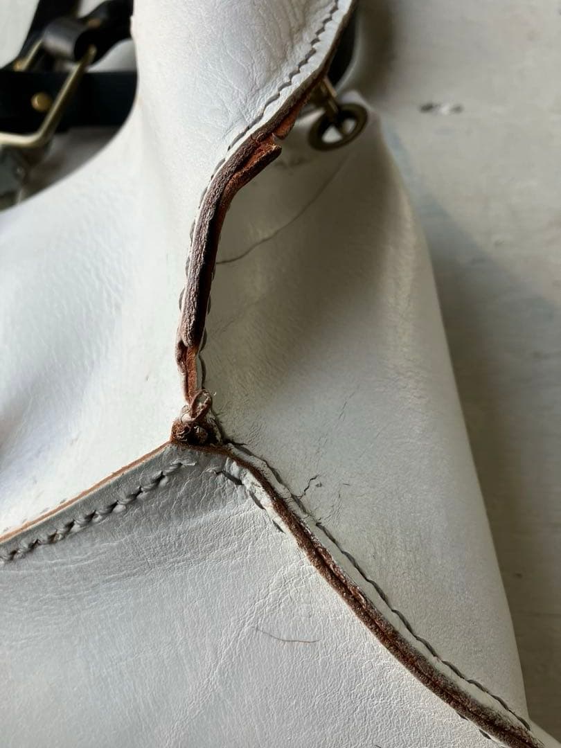 ドコマデモツヅク…変形白leatherサコッシュ黒鯨革シャビーショルダー