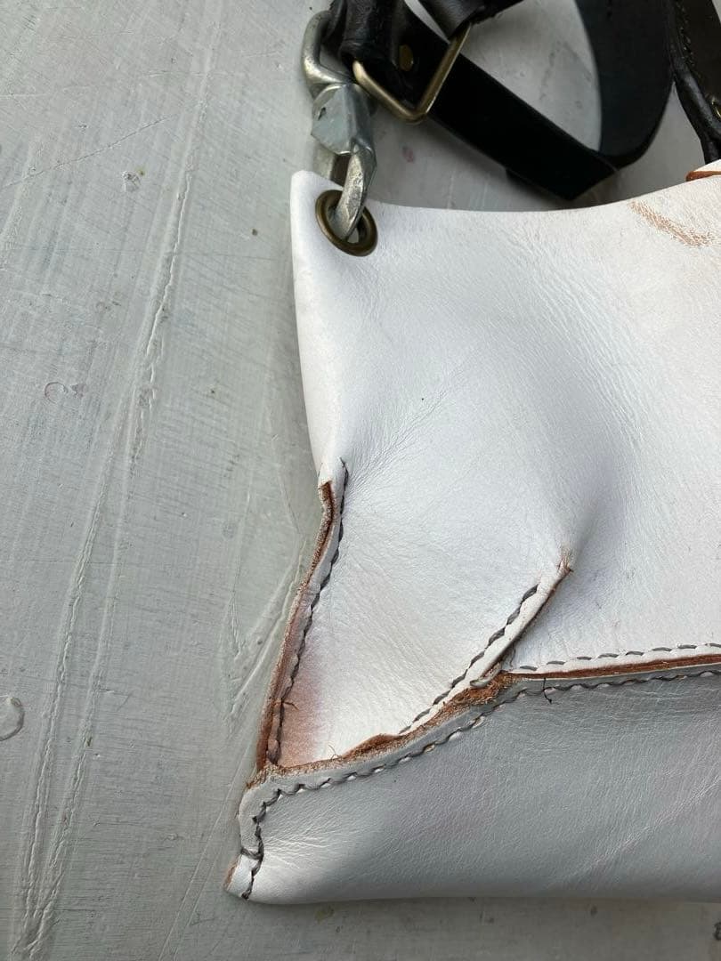 ドコマデモツヅク…変形白leatherサコッシュ黒鯨革シャビーショルダー