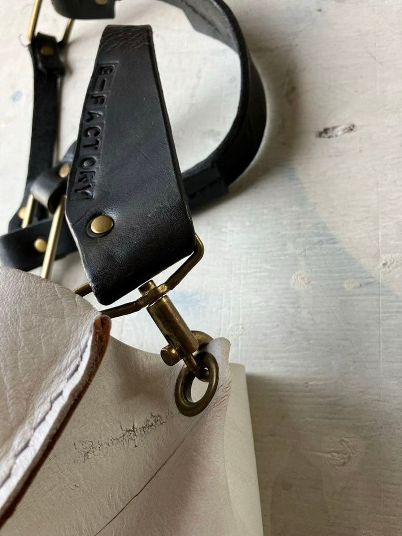 ドコマデモツヅク…変形白leatherサコッシュ黒鯨革シャビーショルダー