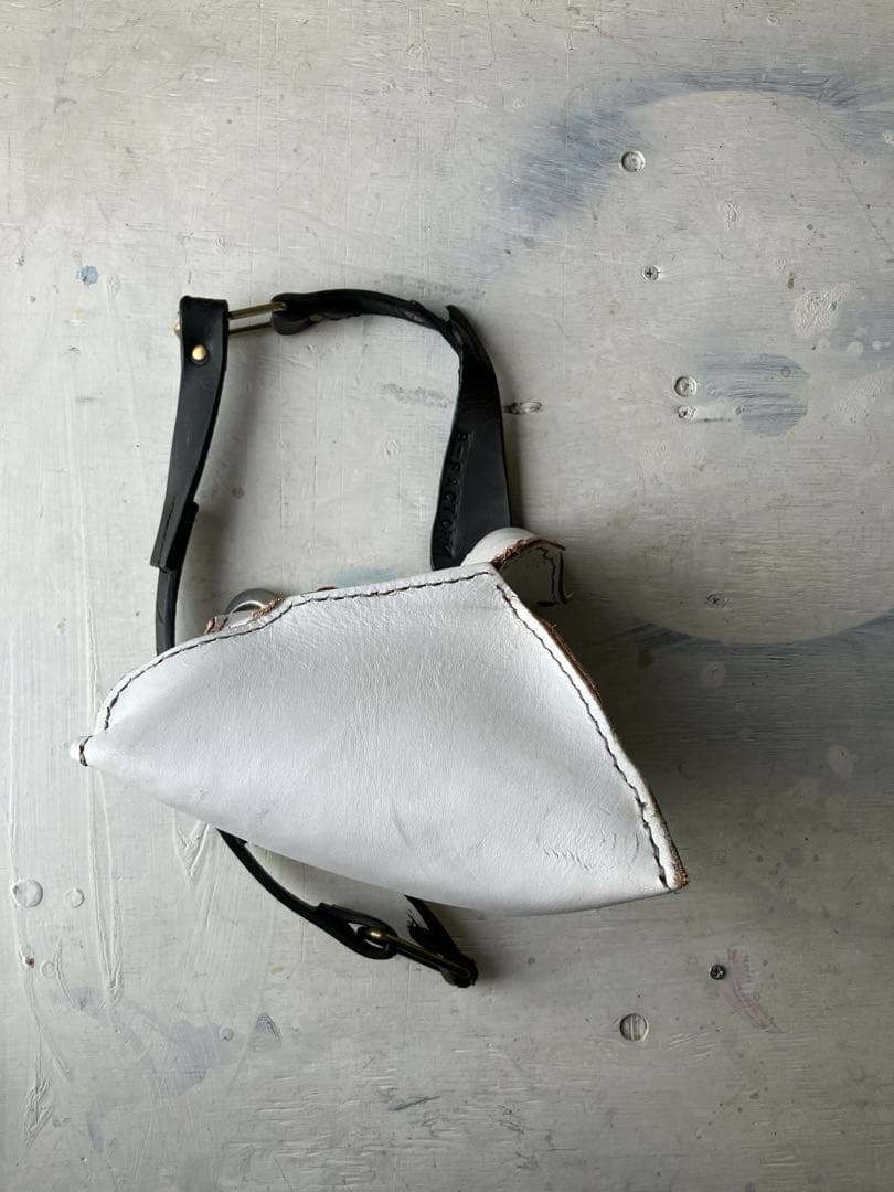 ドコマデモツヅク…変形白leatherサコッシュ黒鯨革シャビーショルダー