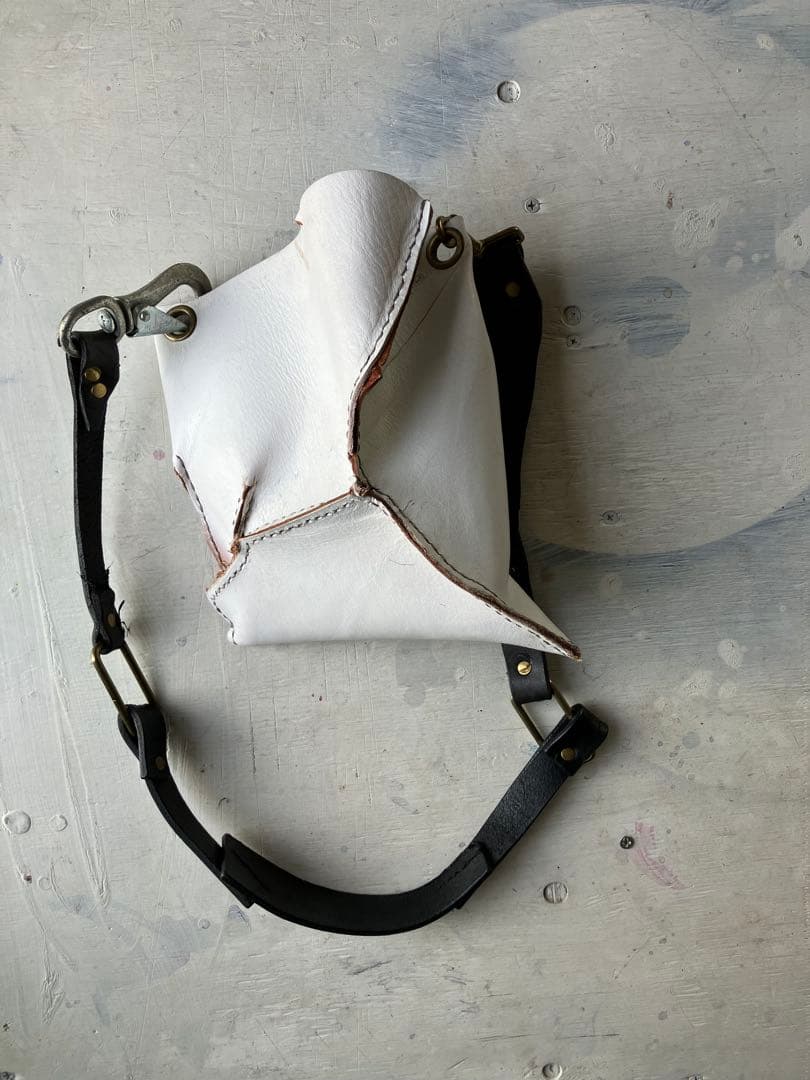 ドコマデモツヅク…変形白leatherサコッシュ黒鯨革シャビーショルダー