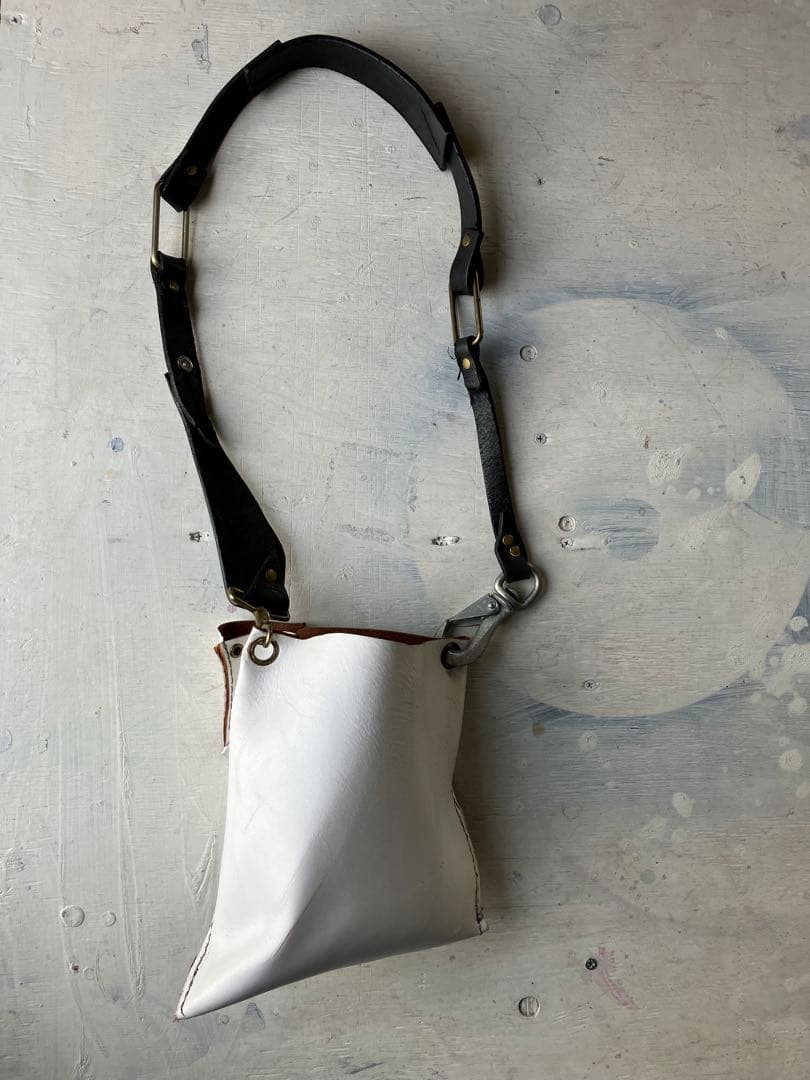 ドコマデモツヅク…変形白leatherサコッシュ黒鯨革シャビーショルダー