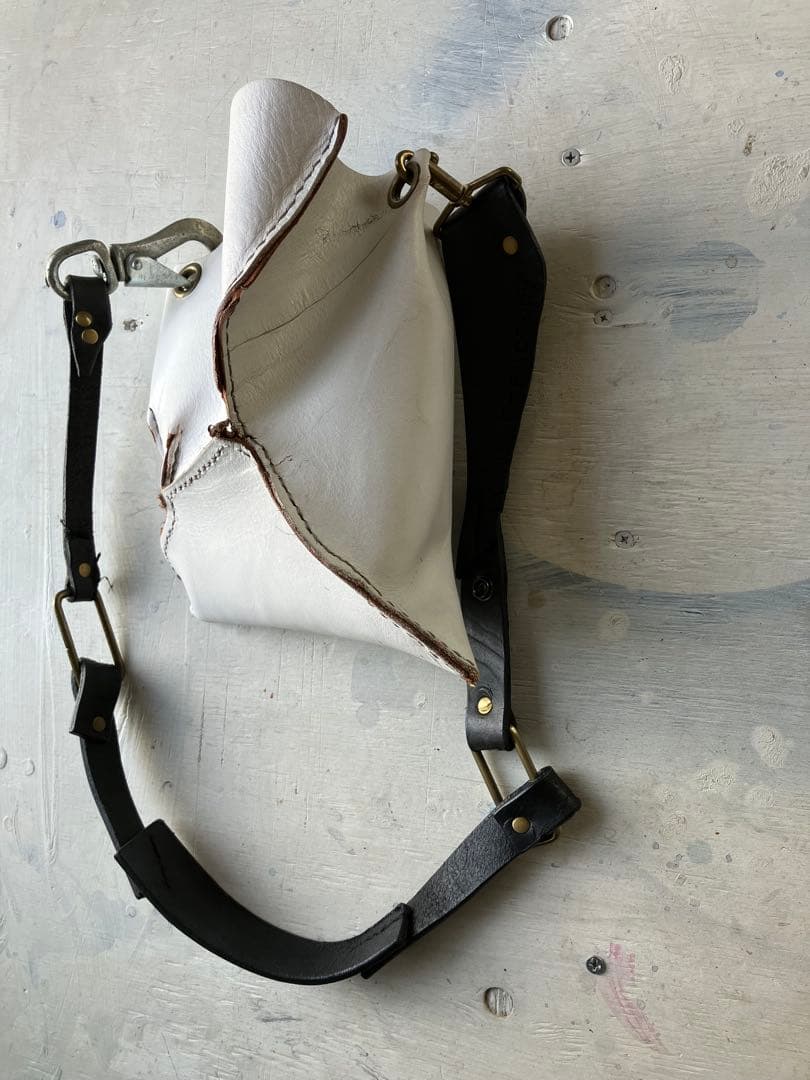 ドコマデモツヅク…変形白leatherサコッシュ黒鯨革シャビーショルダー