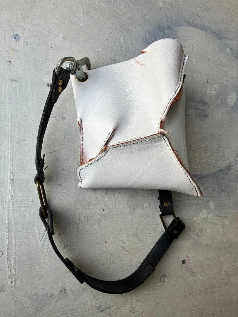 ドコマデモツヅク…変形白leatherサコッシュ黒鯨革シャビーショルダー