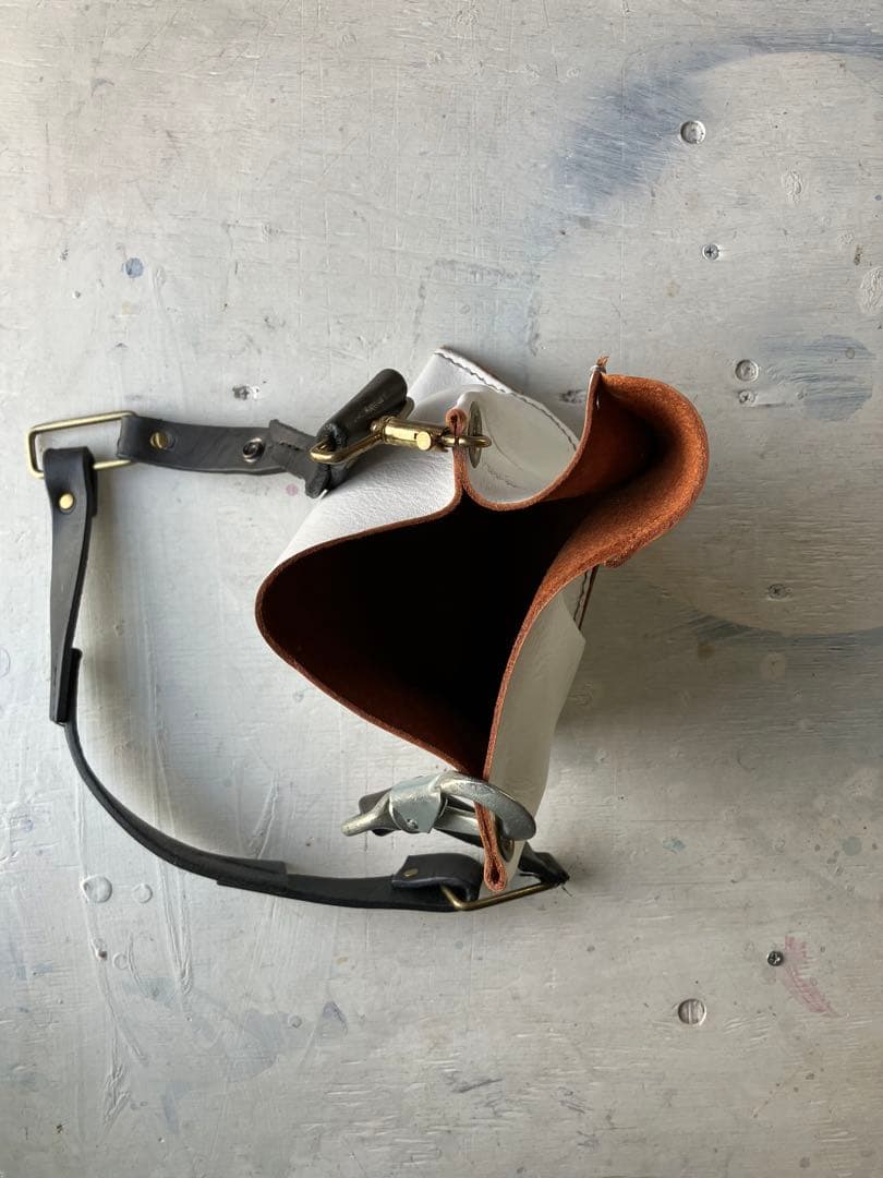 ドコマデモツヅク…変形白leatherサコッシュ黒鯨革シャビーショルダー