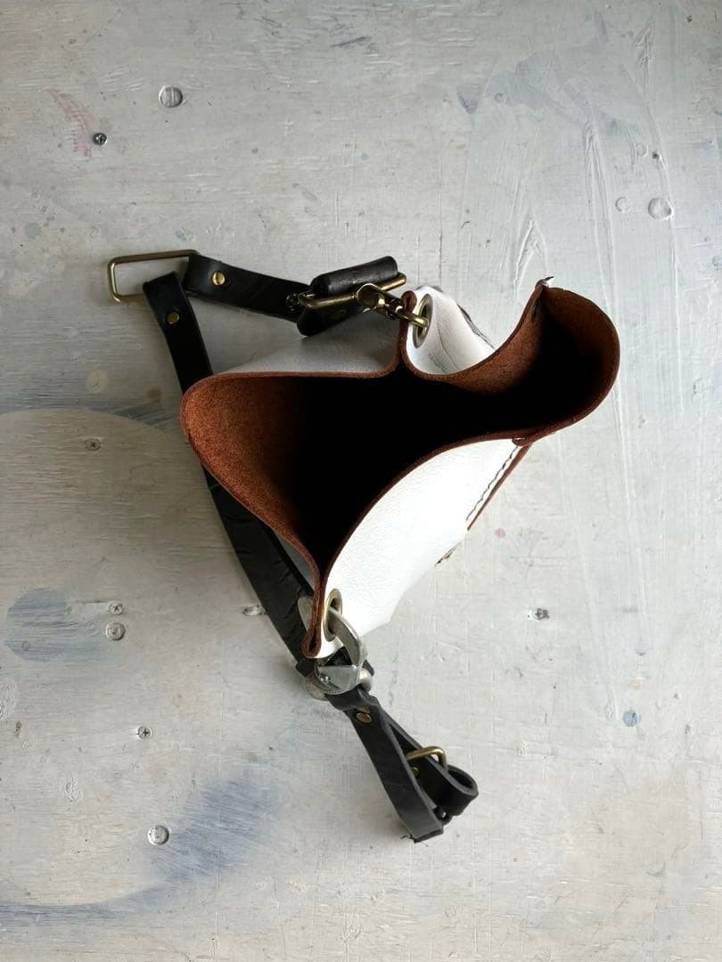 ドコマデモツヅク…変形白leatherサコッシュ黒鯨革シャビーショルダー