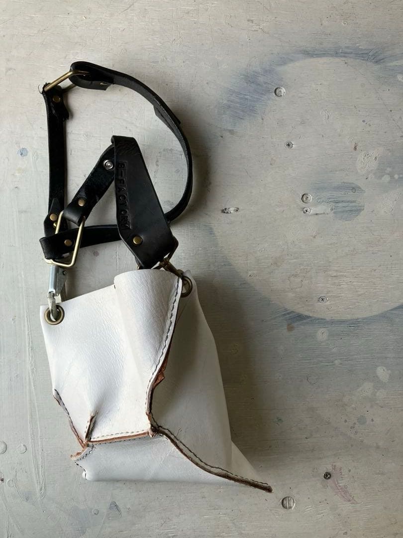 ドコマデモツヅク…変形白leatherサコッシュ黒鯨革シャビーショルダー