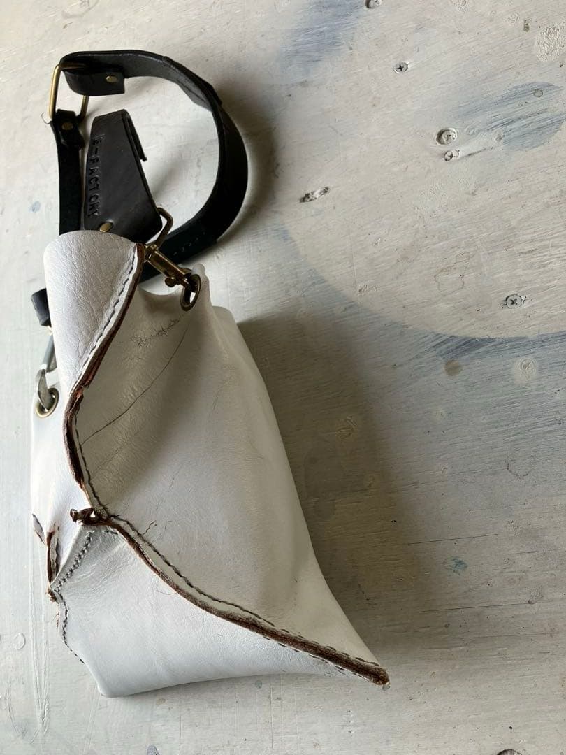 ドコマデモツヅク…変形白leatherサコッシュ黒鯨革シャビーショルダー