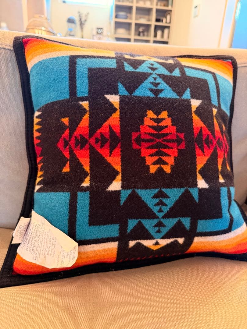 美品PENDLETON ペンドルトン　クッション　ブラック・ネイティブ柄