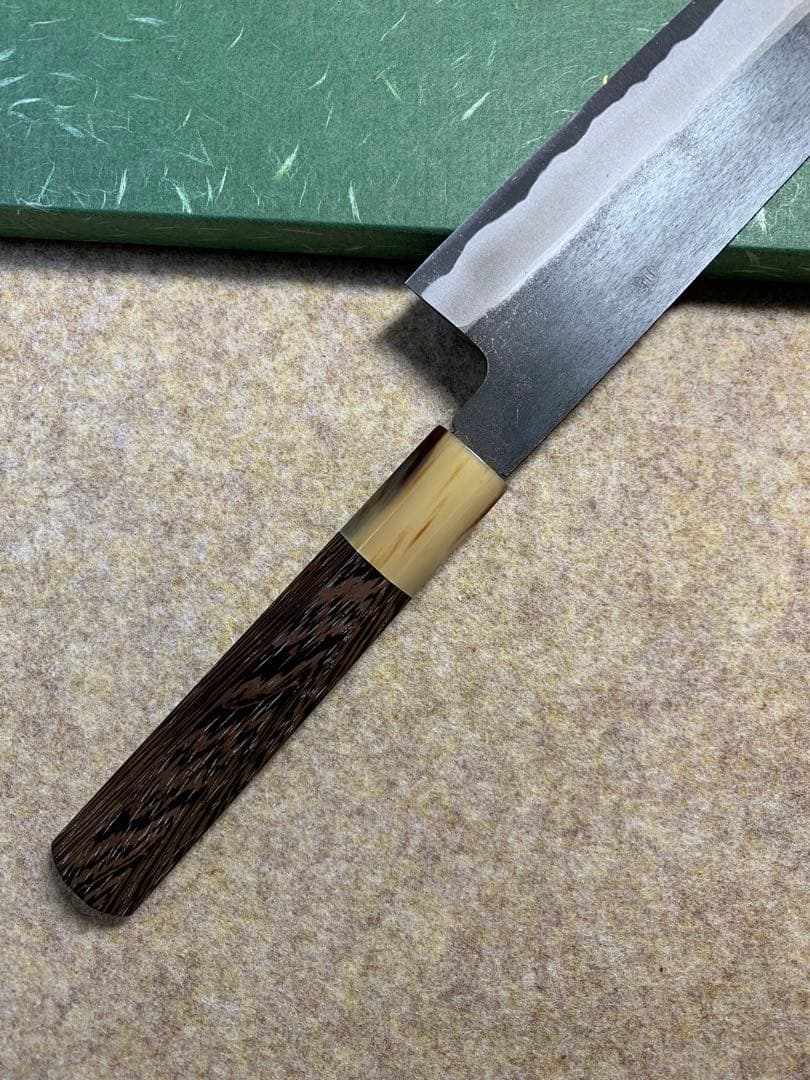 森本光一作　和牛刀 黒打 包丁　7寸　白ニ鋼　ウェンジ白水牛八角柄