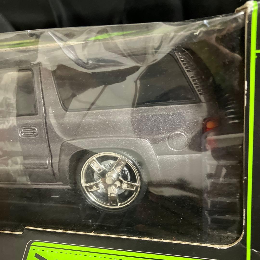 ミニカー 2000 CHEVY SUBERBAN 1/18 JOY RIDE