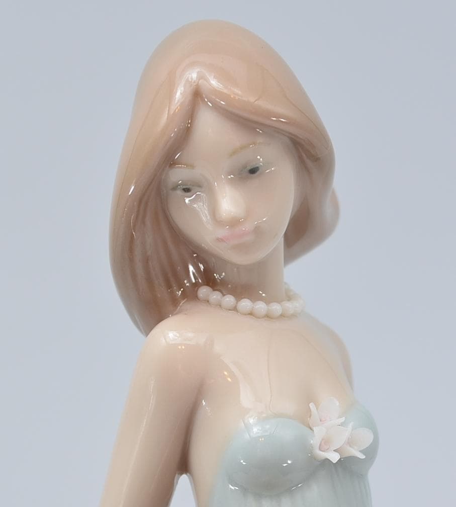 純真な女性　＃5487　No.2　★リヤドロ　スペイン　ポーセリン　箱付き　絶版