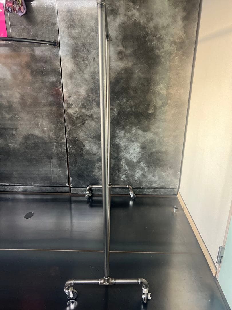 ガス管で製作キャスター付きハンガーラック