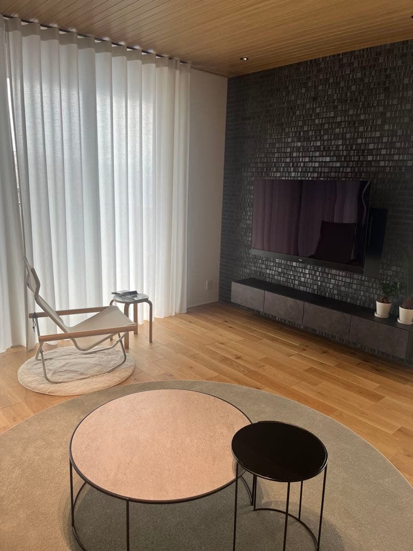 Arflex CLIP Table DECKTONホワイト、ブラックガラス