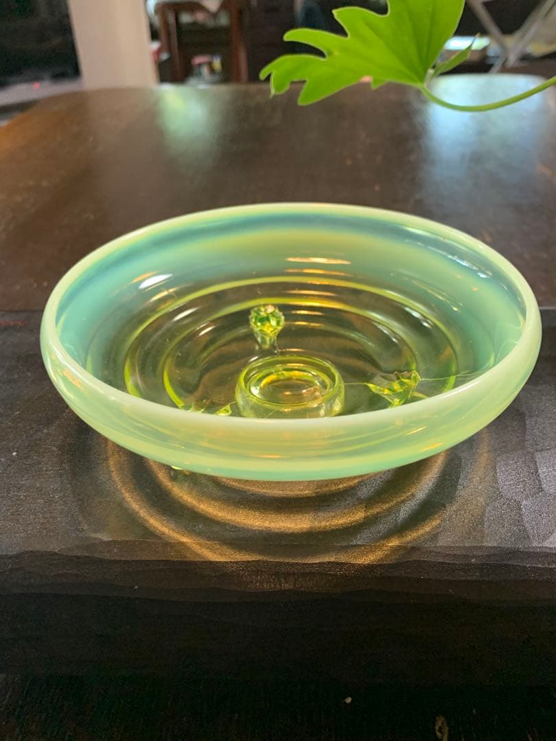 ウランガラス　ワセリンガラス　乳白色　アンティーク　フェントン　三つ足付き